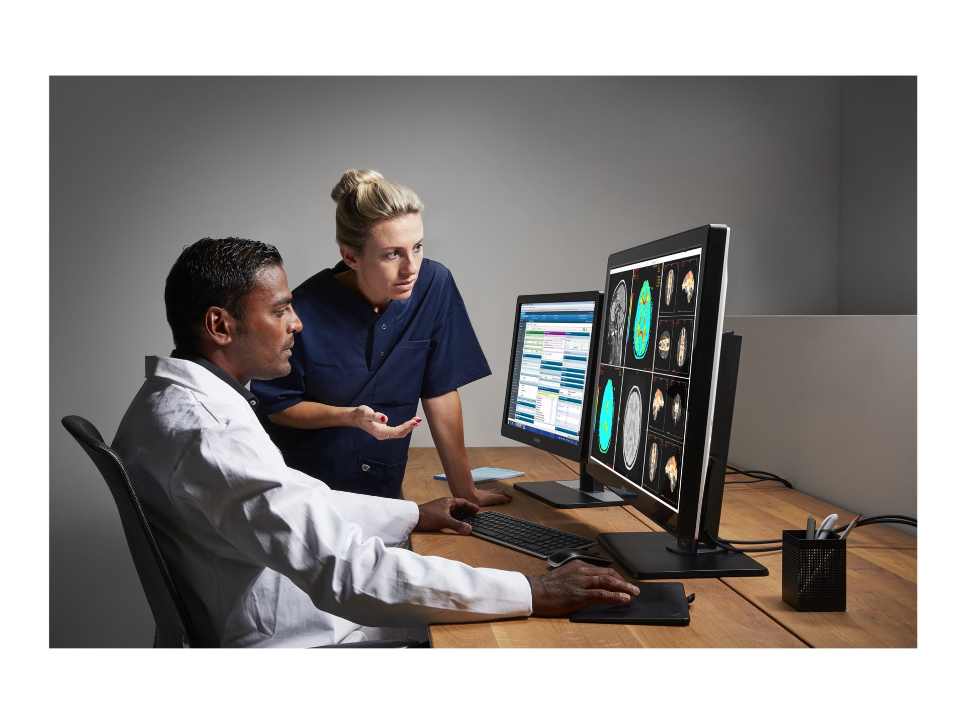 Thumbnail 4 of 5 for Barco Coronis Fusion 4MP (MDCC-4430) - LCD monitor - 4MP - color - 30.4" - with Barco MXRT-6700 graphics adapter