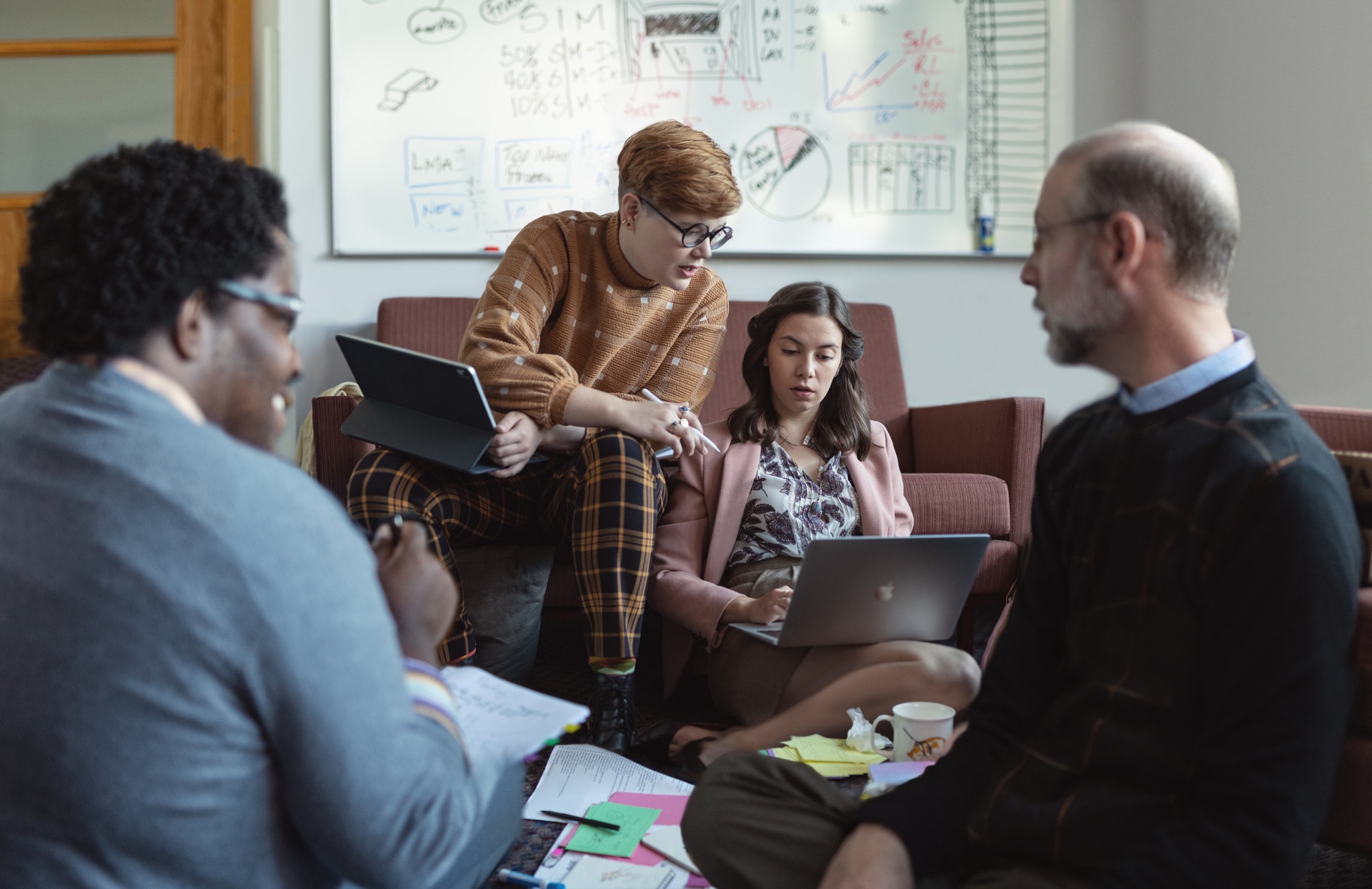 personnes travaillant sur des ordinateurs portables