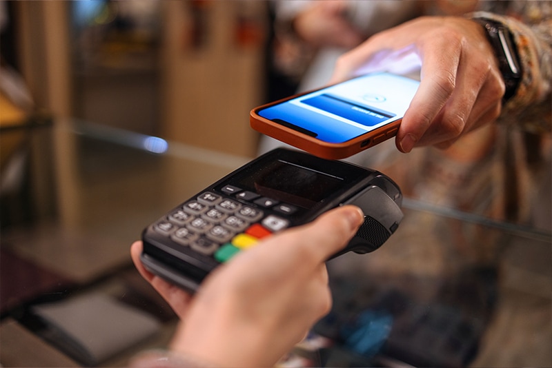 image of contactless payment using RFID technology.