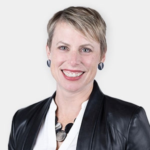 https://webobjects2.cdw.com/is/image/CDW/cdw-leadership-headshot-carolyn-wiesenhahn-300