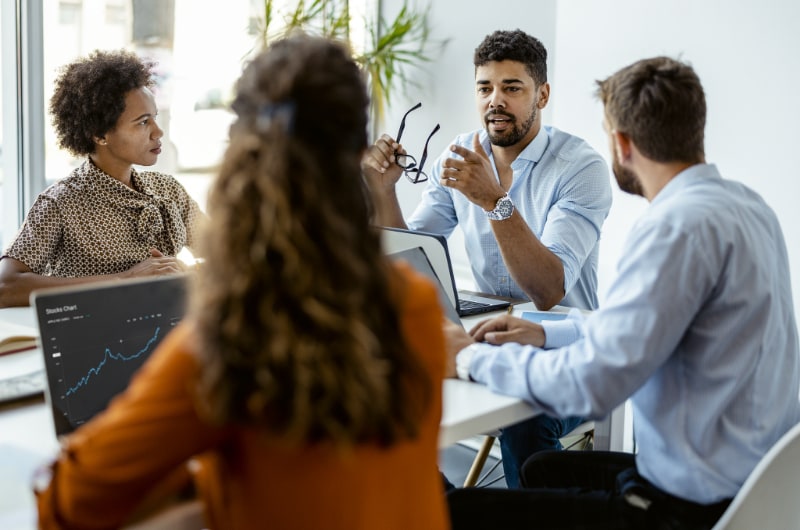 IT consultant meeting with an IT team.