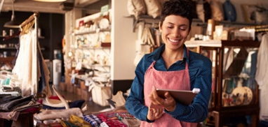 Personne qui appuie sur le lecteur d’empreintes digitales d’un téléphone intelligent