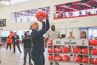 Ben Crane shoots basketball at CDW Tech Fore! kickoff