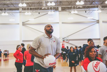 Horace Grant shooting basketball at CDW Tech Fore! kickoff