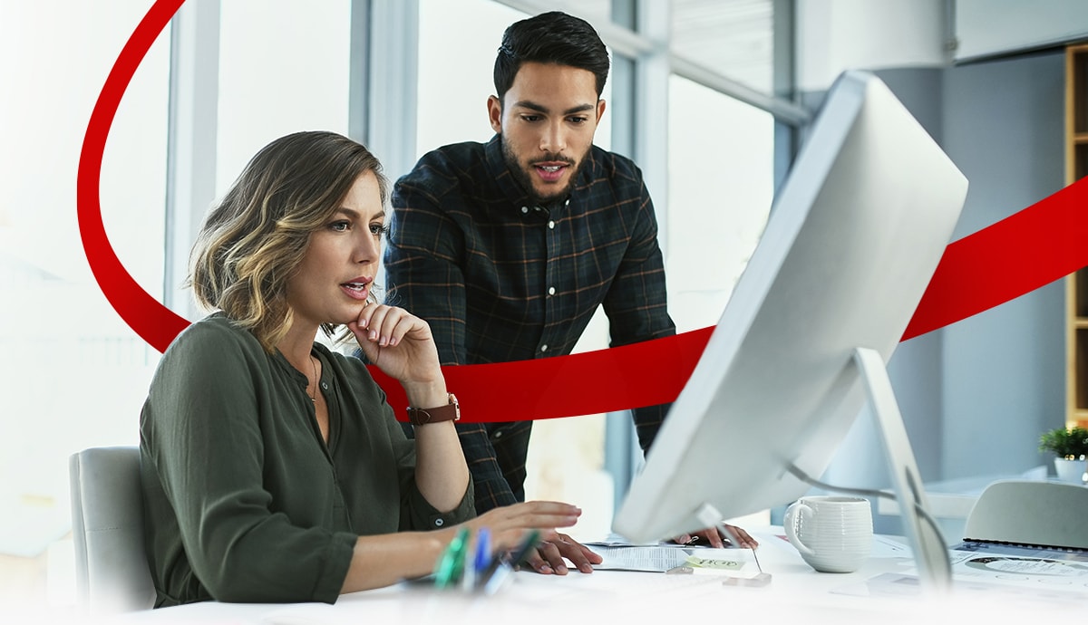 Coworkers using CDW hybrid cloud