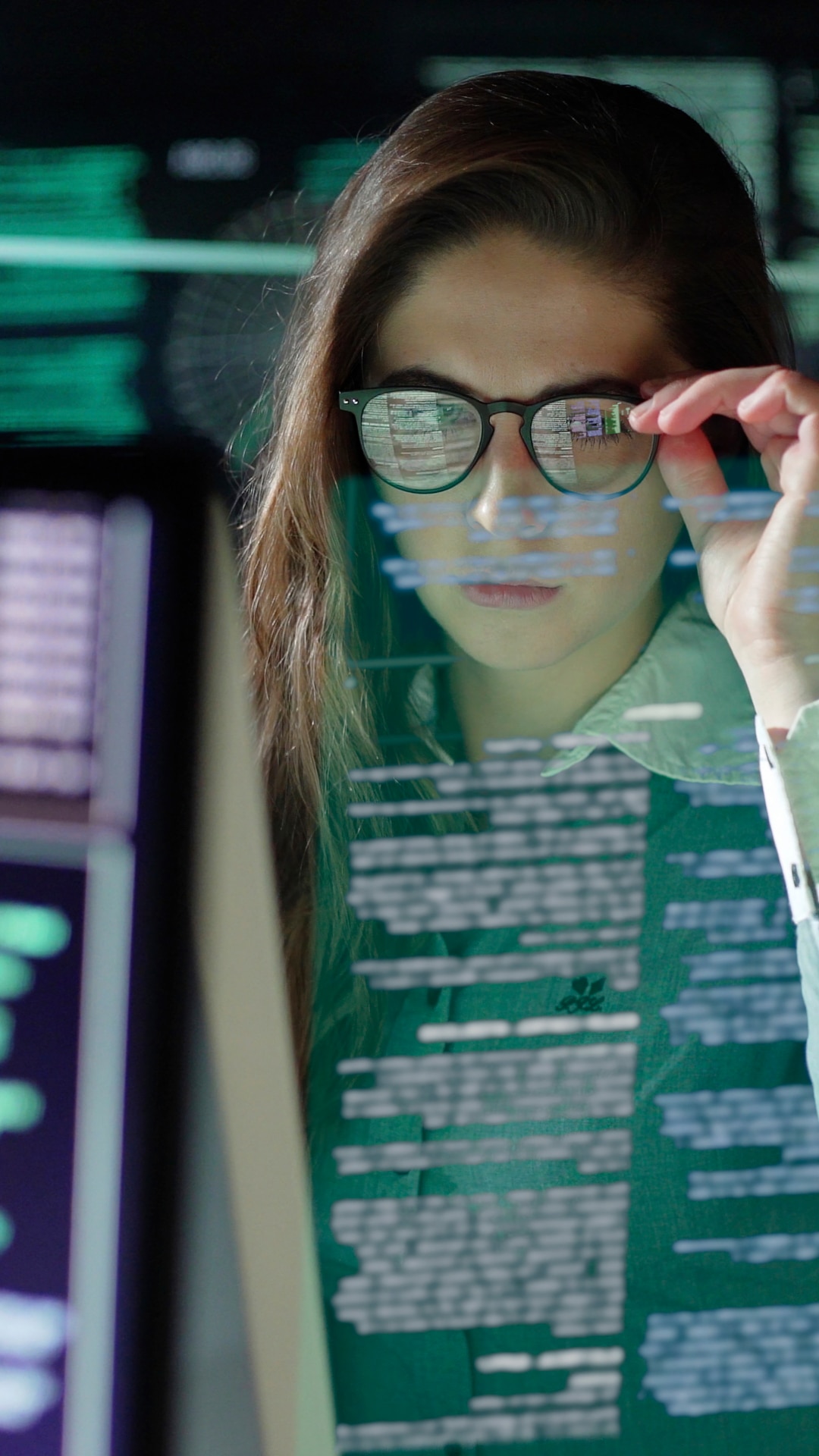 Employee reviewing security information on screen during awareness training