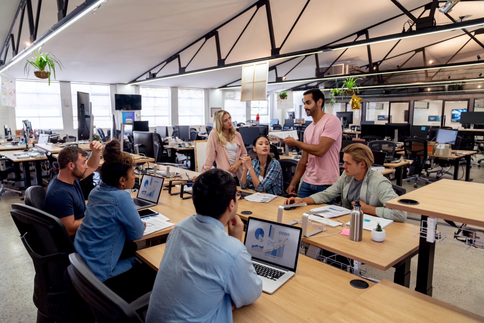 Joyeux groupe multiethnique de personnes partageant des idées lors d’une réunion d’affaires au bureau – concepts de travail d’équipe