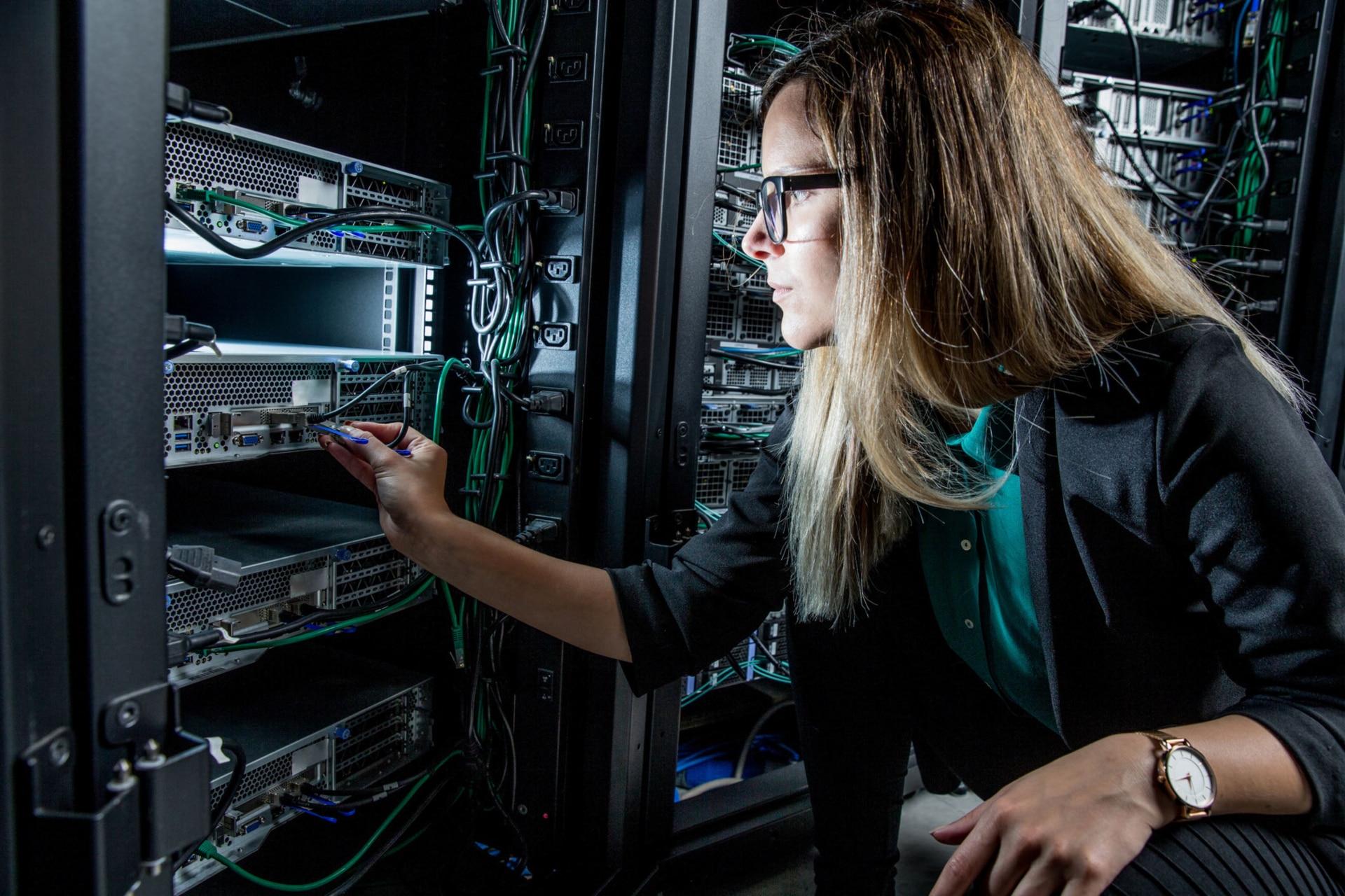 Femmes travaillant dans un centre de données.