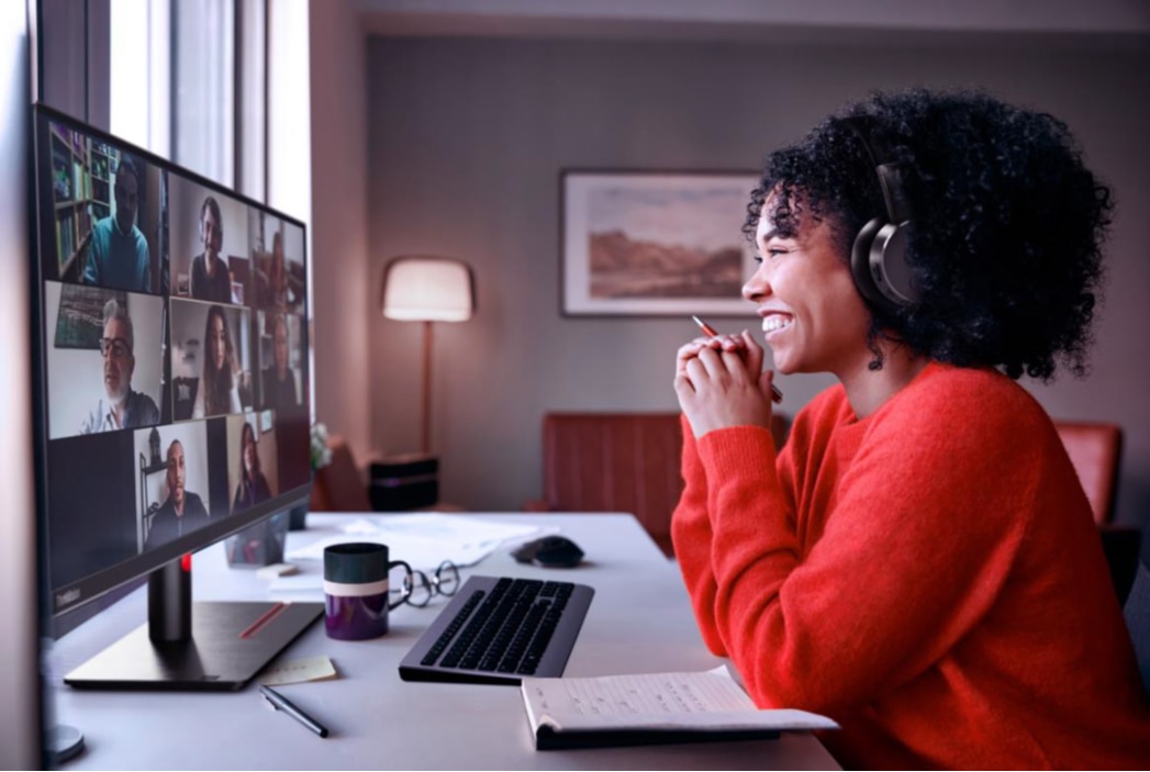 femme en discussion téléphonique sur un ordinateur
