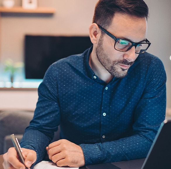 Man looking at computer screen.