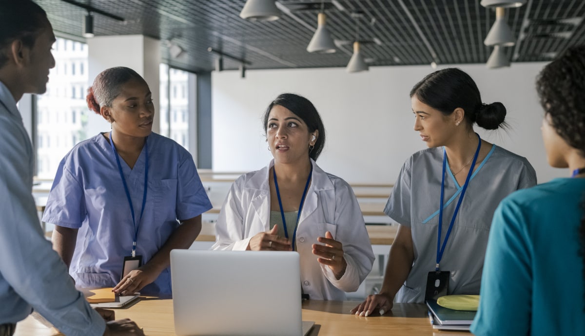 A medical team and an IT professional discuss a project.