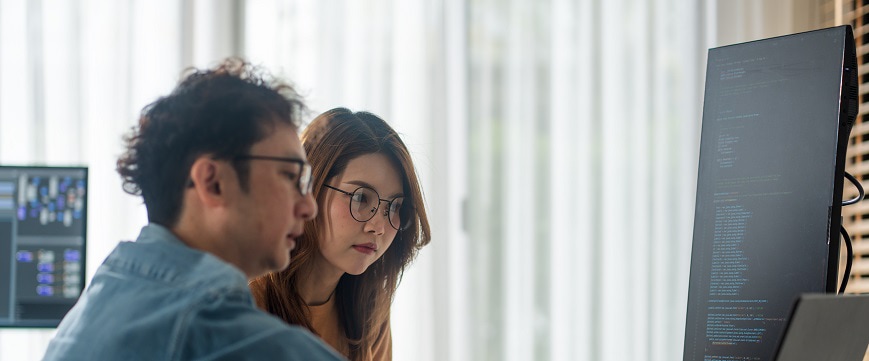2 people collaborating at work