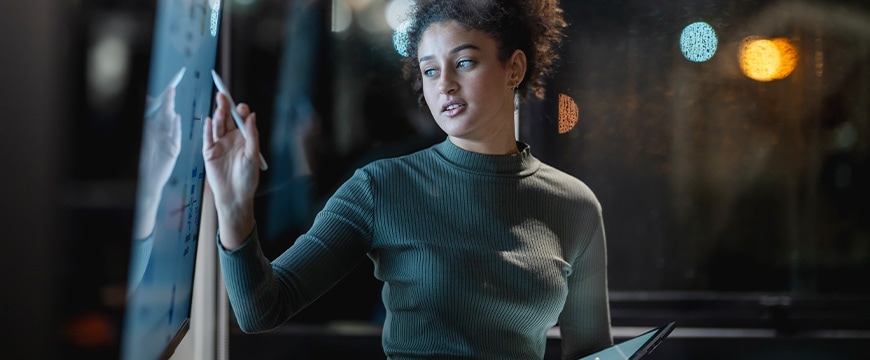 A female tech lead presents the software testing flow to her team, outlining the process, which includes requirements analysis, test planning, test design, and test execution.