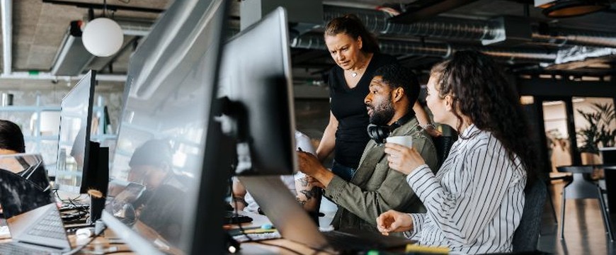 IT teams collaborating on network performance monitoring in modern workplace