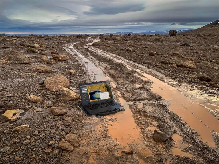 Ordinateur portable robuste Dell dans la boue.