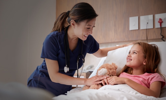 Infirmière qui s’occupe d’un enfant à l’hôpital