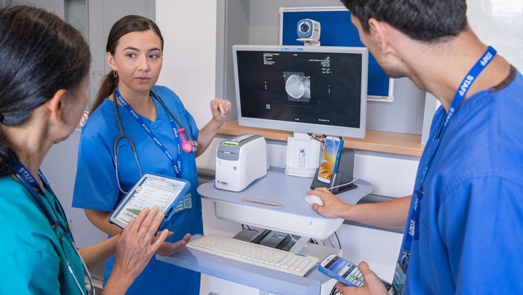 lifestyle image of healthcare workers using Zebra Technologies